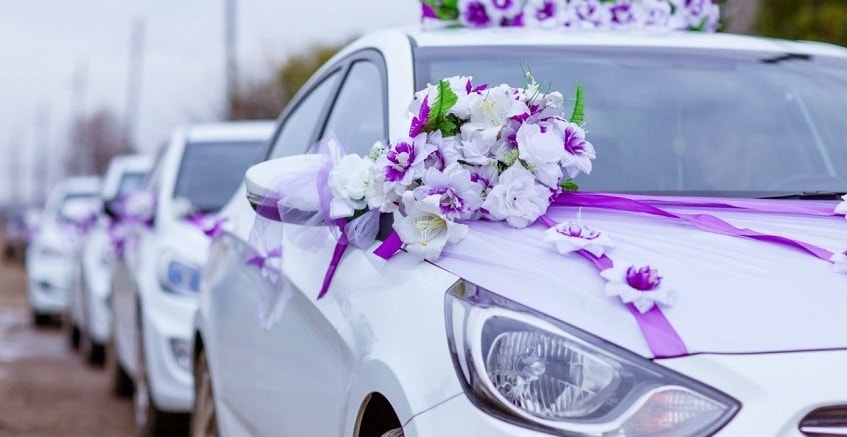 Украшение лентами машины на свадьбу